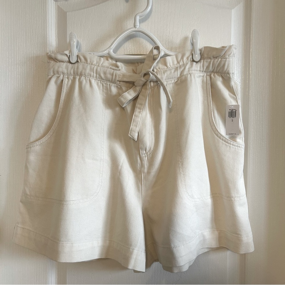 NWT Old Navy Women's Cream Shorts Size Large